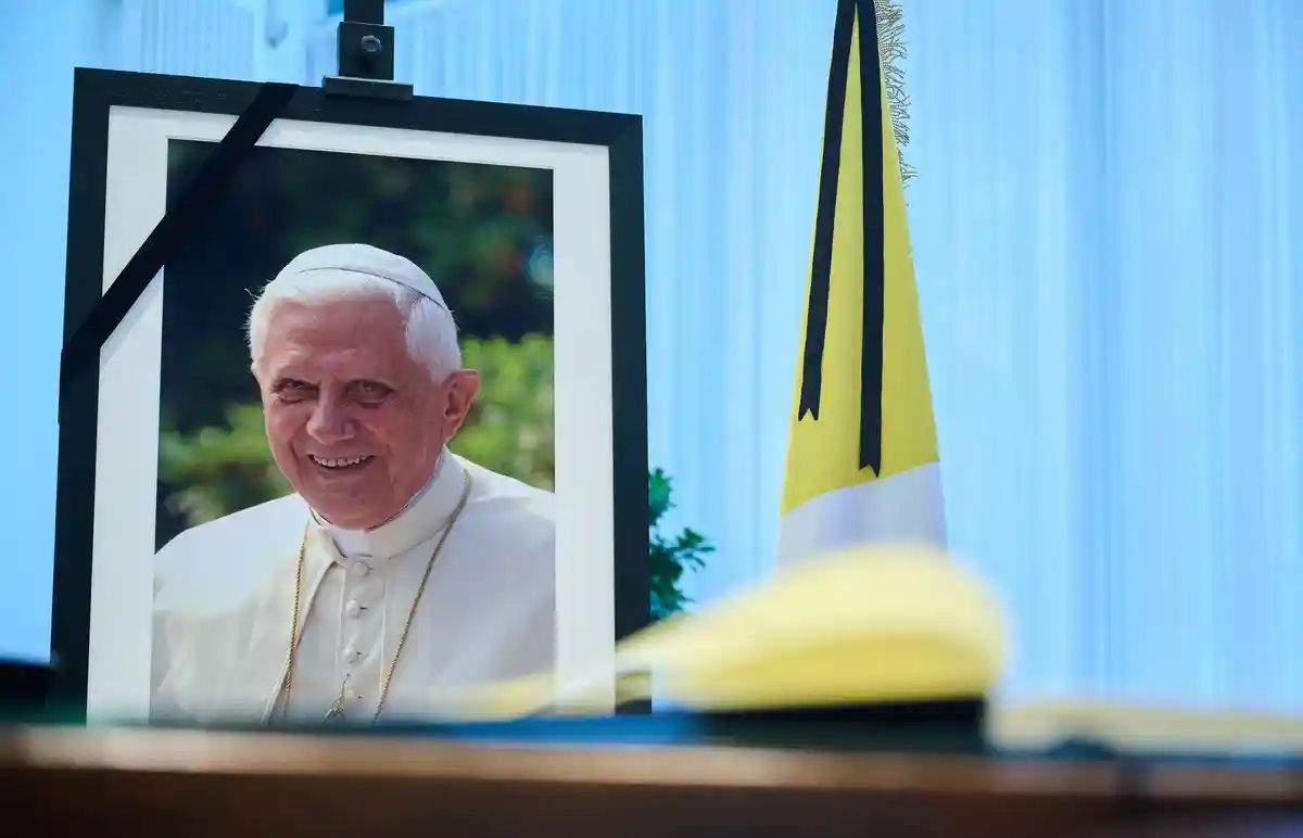 Общенациональные похоронные звоны в честь погребения Папы Бенедикта XVI