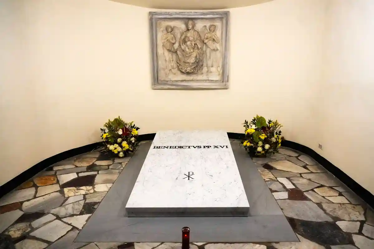 Ватикан открыл вход в гробницу Папы Римского Бенедикта XVI.