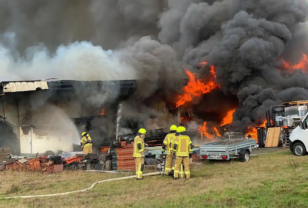 Крупный пожар опустошил склад в Растеде
