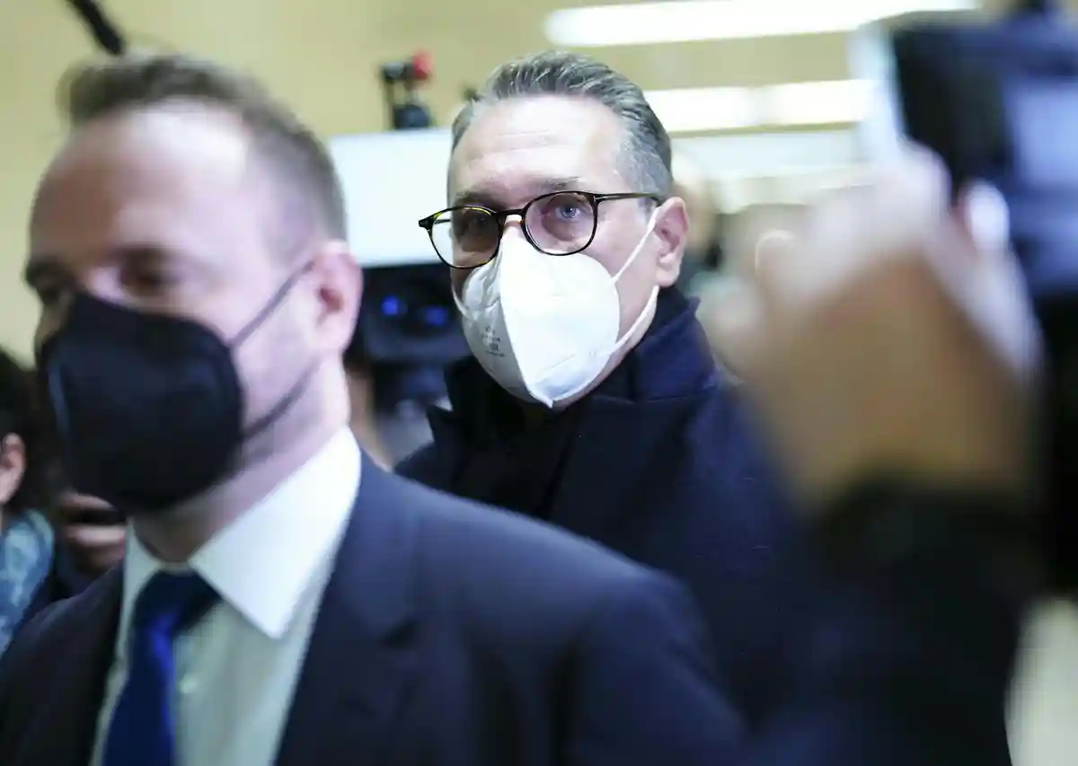 Экс-лидер FPÖ Штрахе оправдан по делу о коррупции