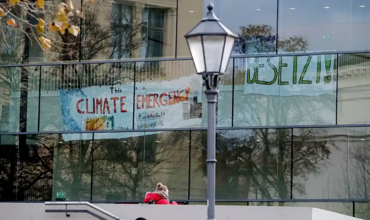 Климатические активисты заняли лекционный зал