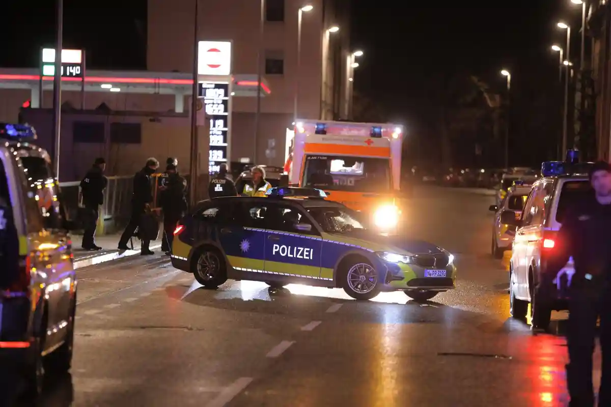 Мужчина угрожает семье: широкомасштабная полицейская операция в Ансбахе