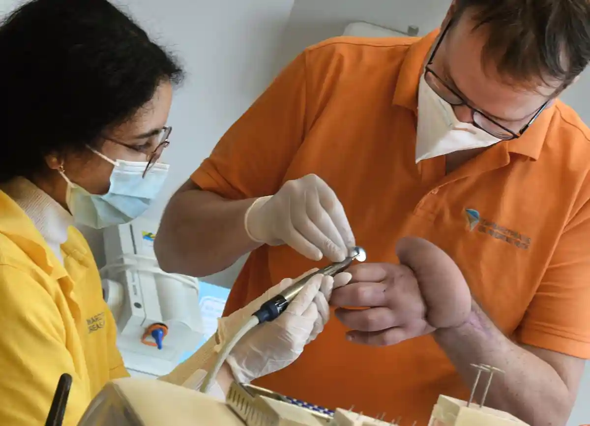 Стоматолог работает одной рукой после несчастного случая