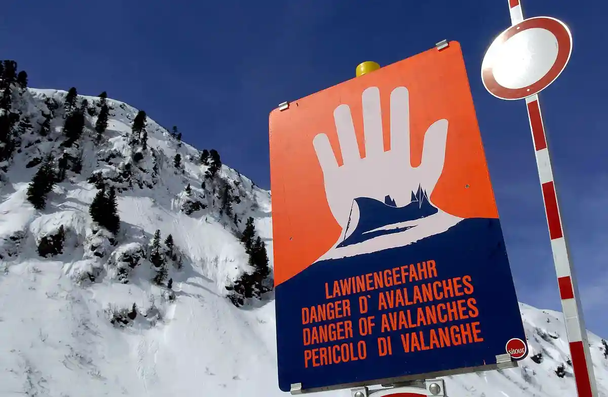 Десять лыжников снесла снежная лавина в Австрии