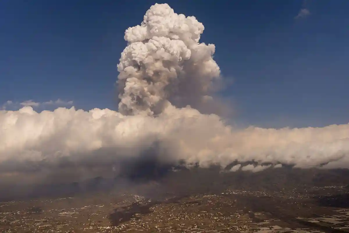 Исследователи изучают извержение вулкана на острове Ла-Пальма