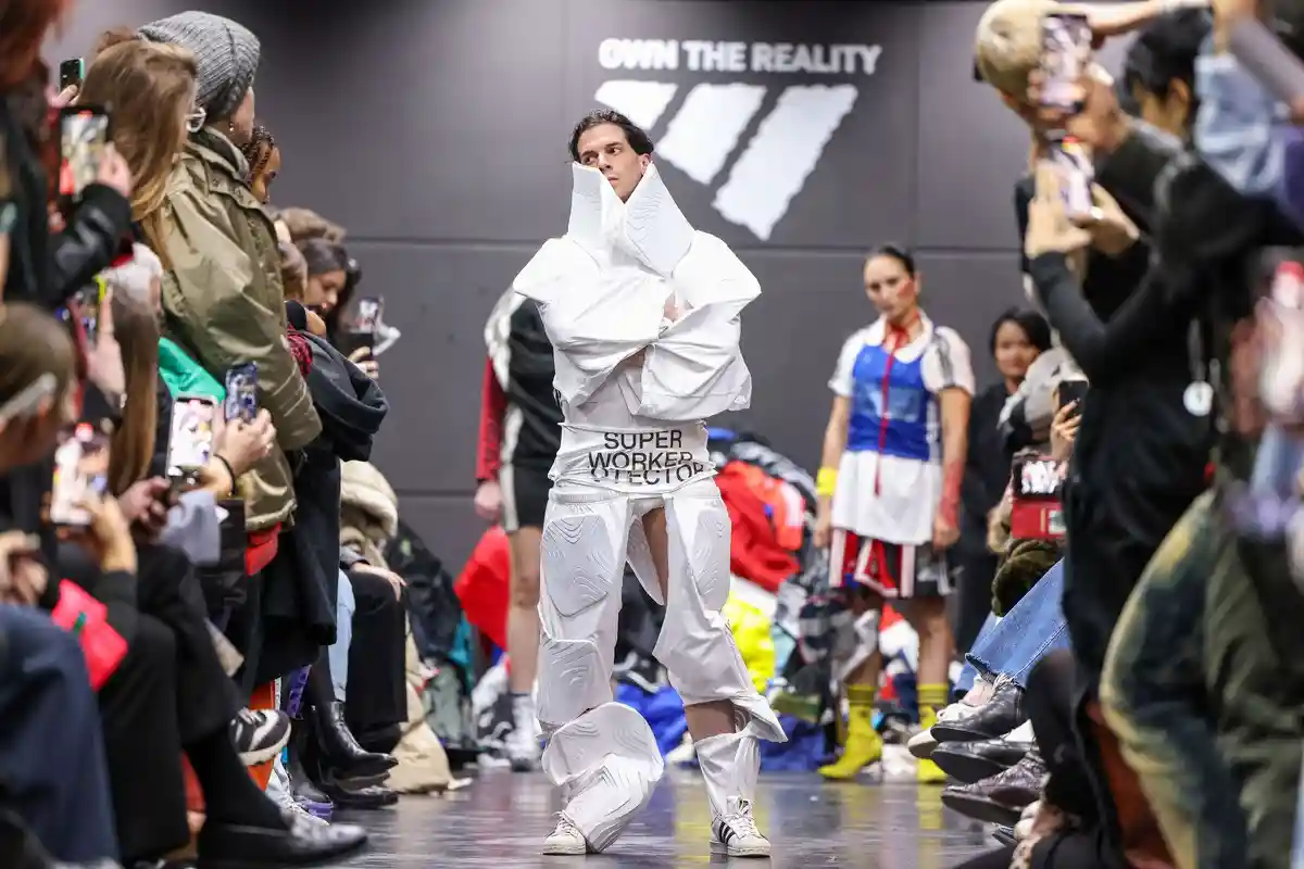 "The Yes Men" критикует Adidas за постановочный показ мод