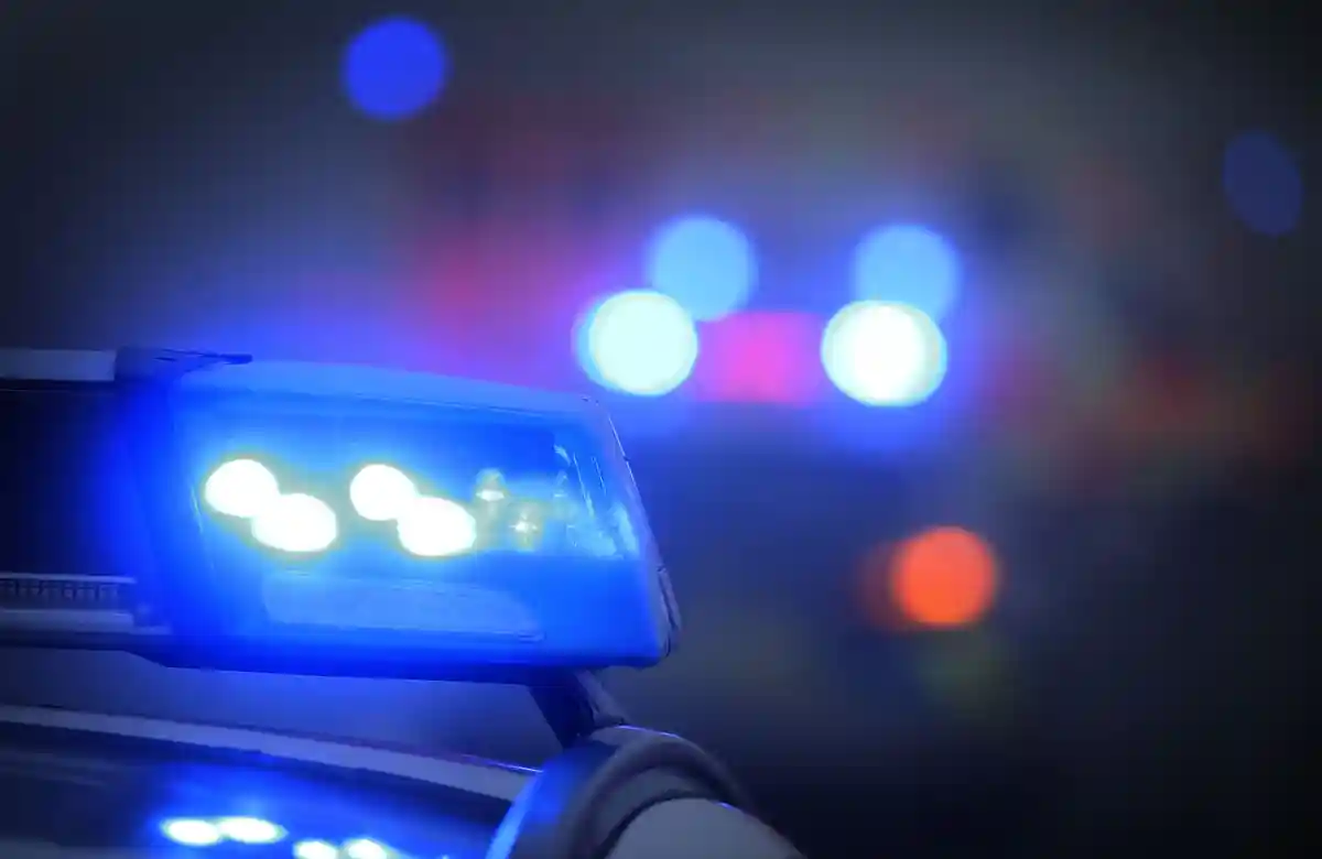 Полицейская машина с синим светом