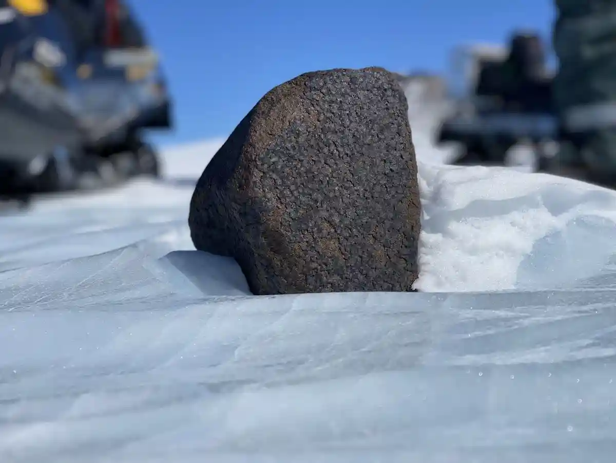 Исследователи нашли метеорит весом 7,6 килограмматеорит весом 7,6 килограмма