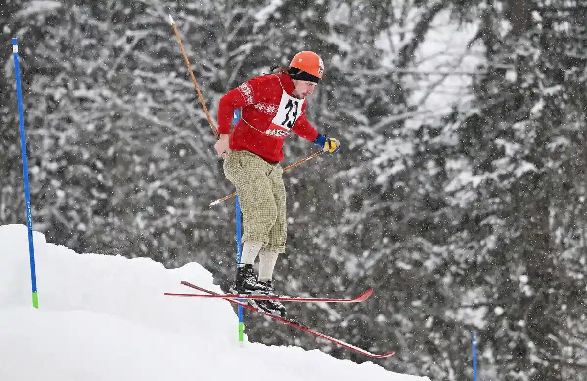 Историческая гонка "Ностальски" с деревянными лыжами