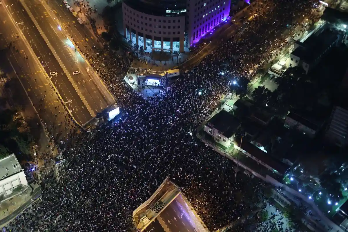 Десятки тысяч человек вновь вышли на демонстрацию против правительства Нетаньяху