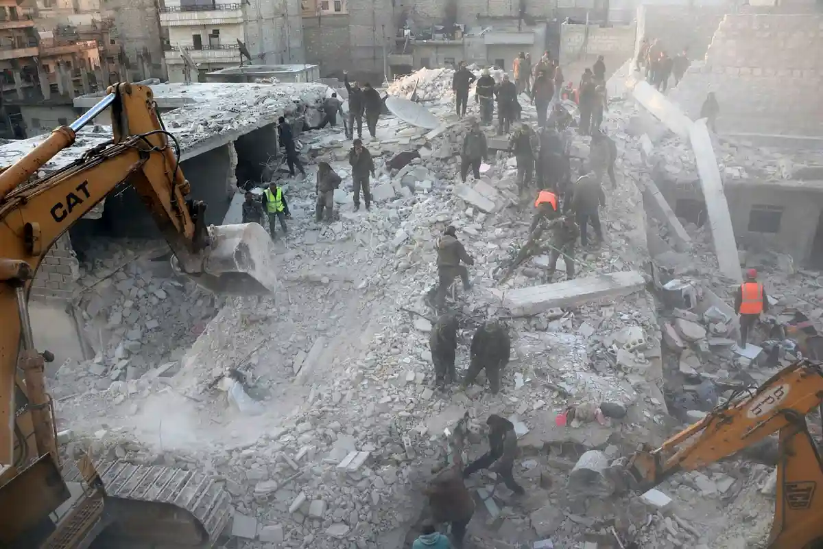 Обрушение дома в Алеппо - по меньшей мере 13 погибших