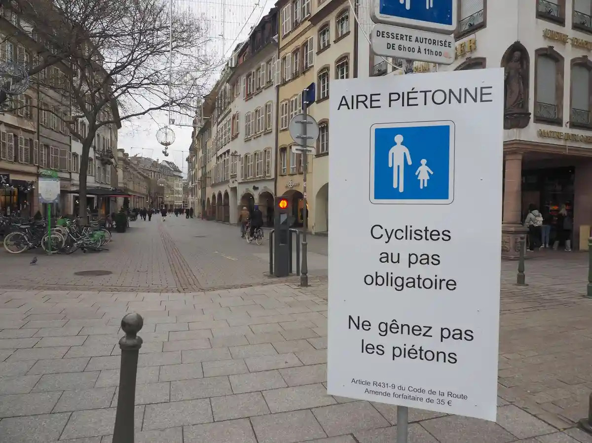 Предупреждающий знак для велосипедистов в Страсбурге