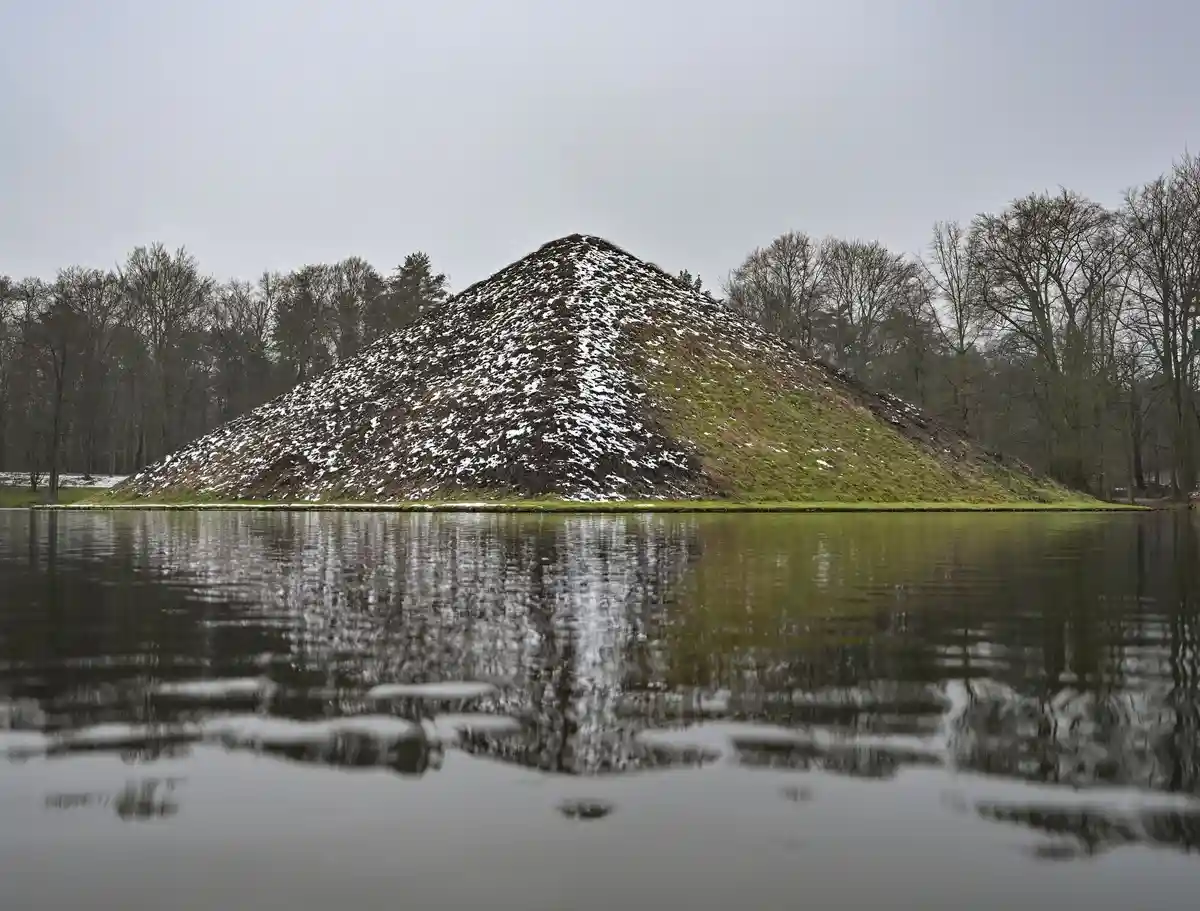 Озеро-пирамида в парке Пюклер в Бранице