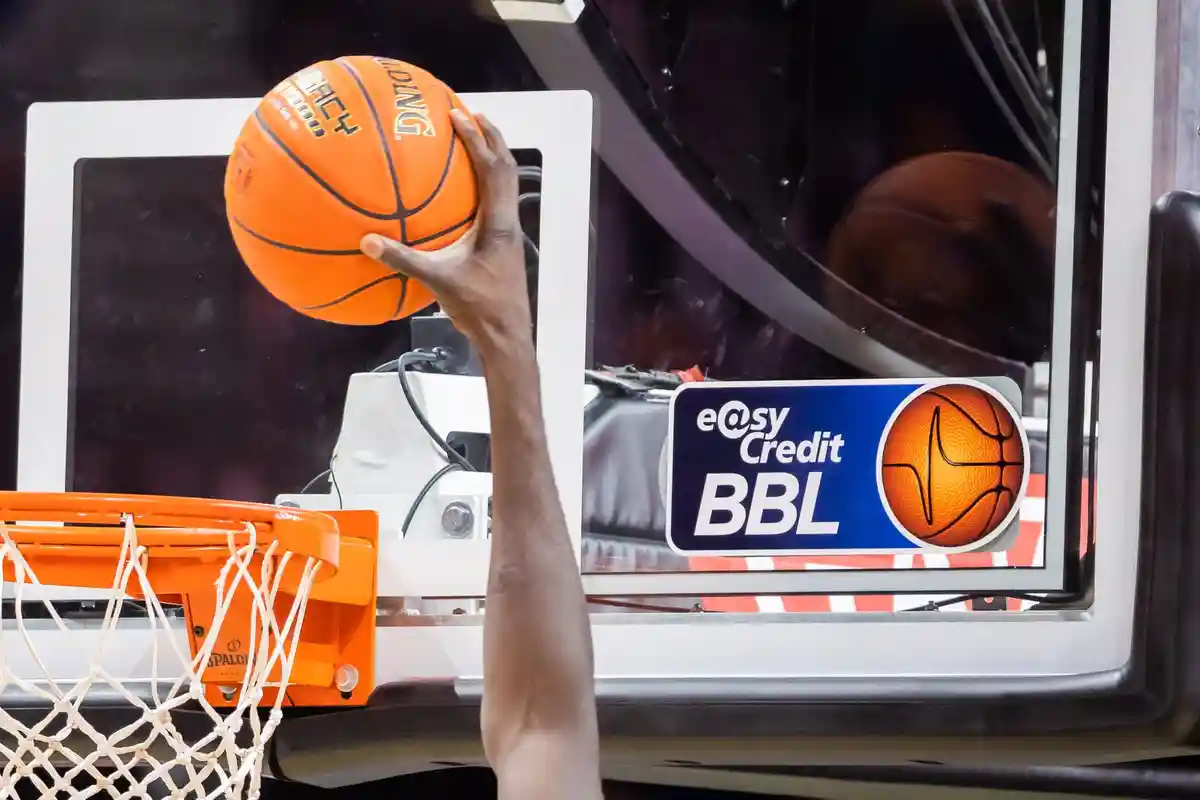 Баскетбол BBL: бросок одной рукой