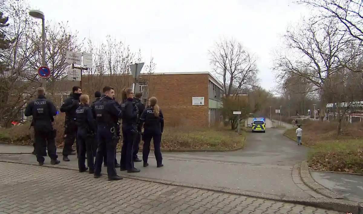 В Дортмунде идет спецоперация в школе, один ученик ранен