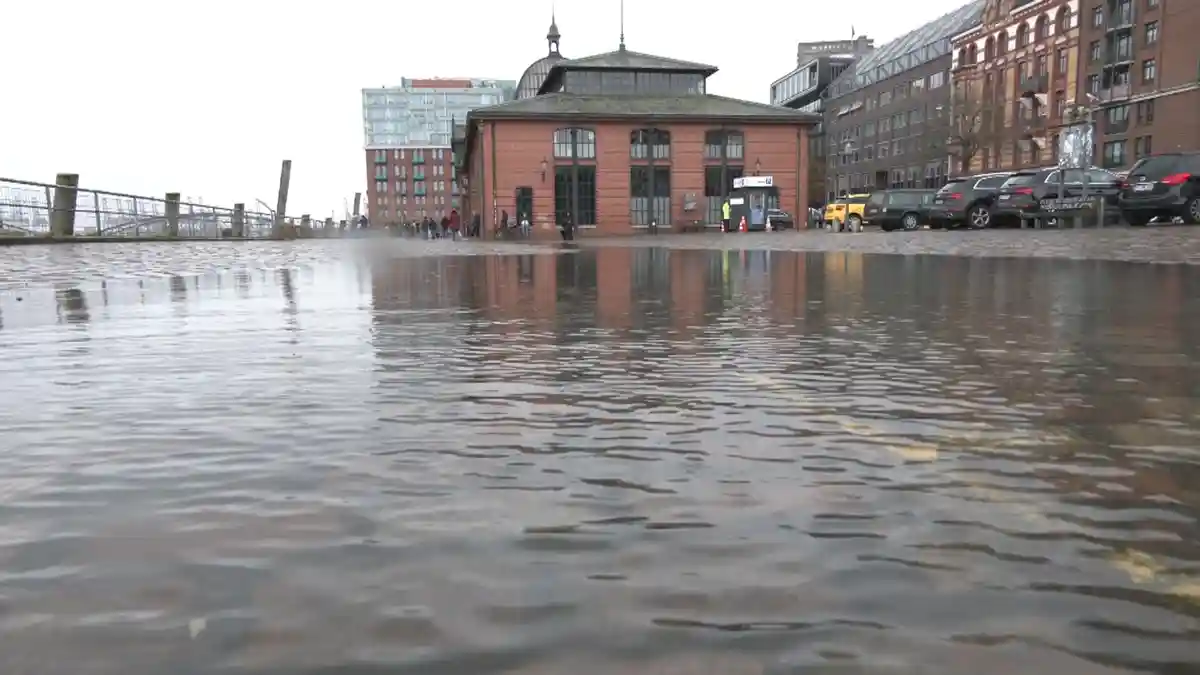 Шторм на севере Германии вызвал повышение уровня воды