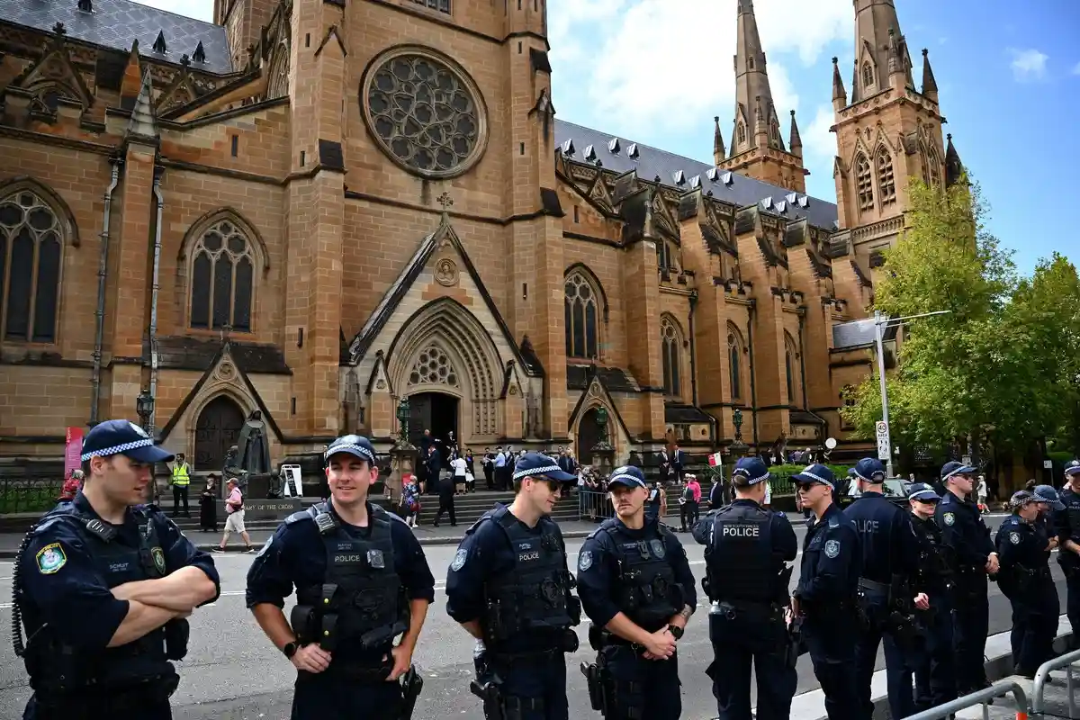Протесты на похоронной мессе кардинала Пелла в Сиднее
