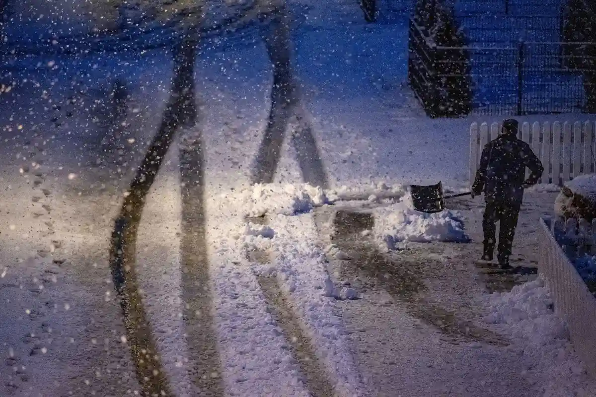 Сильный снегопад привел к дорожному хаосу в Баварии