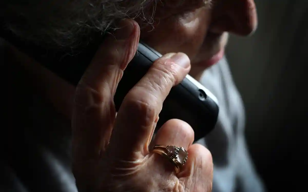 Пожилая женщина разговаривает по телефону