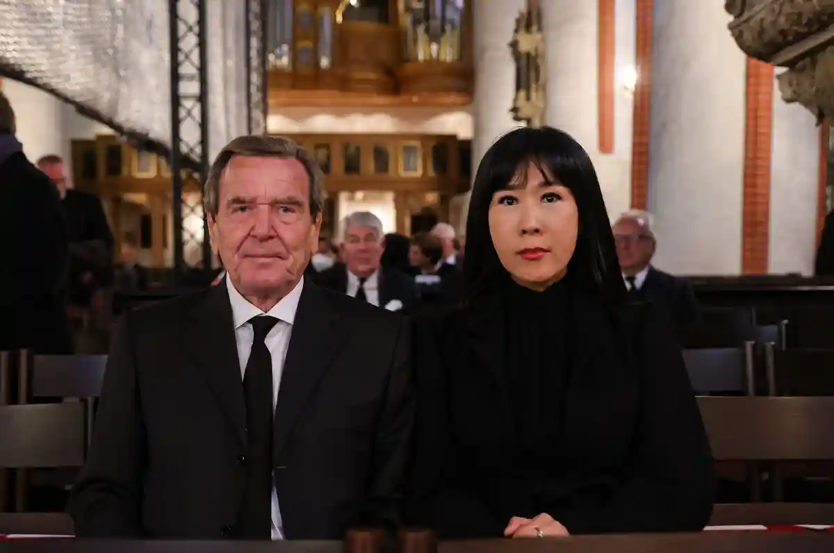 Бывший канцлер Шрёдер и его жена