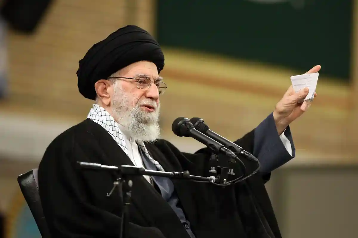 Религиозный лидер Ирана помиловал десятки тысяч заключенных