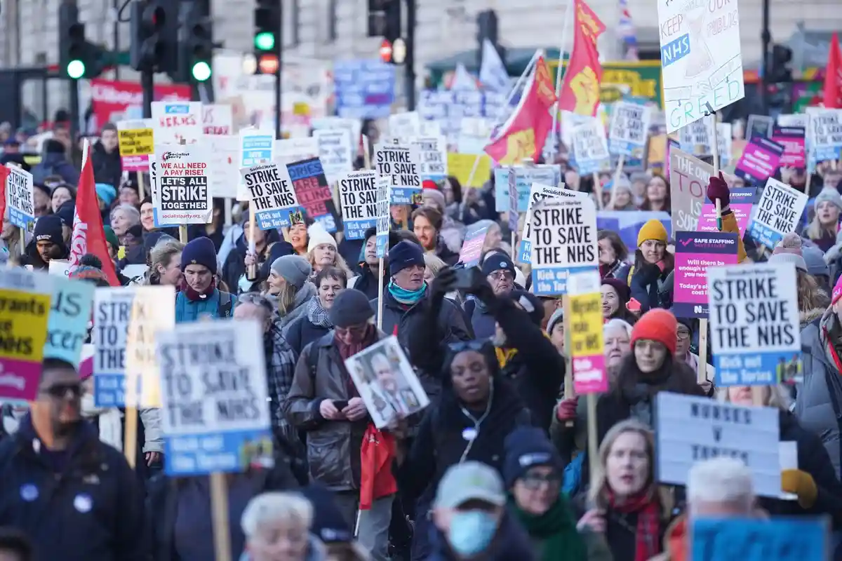 В Англии медсестры начали крупнейшую забастовку