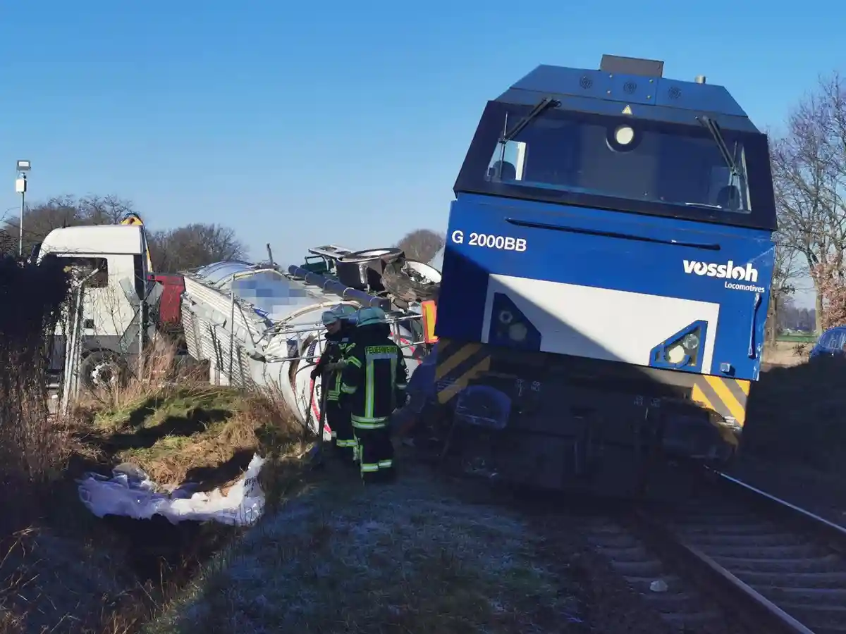 Товарный поезд столкнулся с сочлененным грузовиком недалеко от Меппена