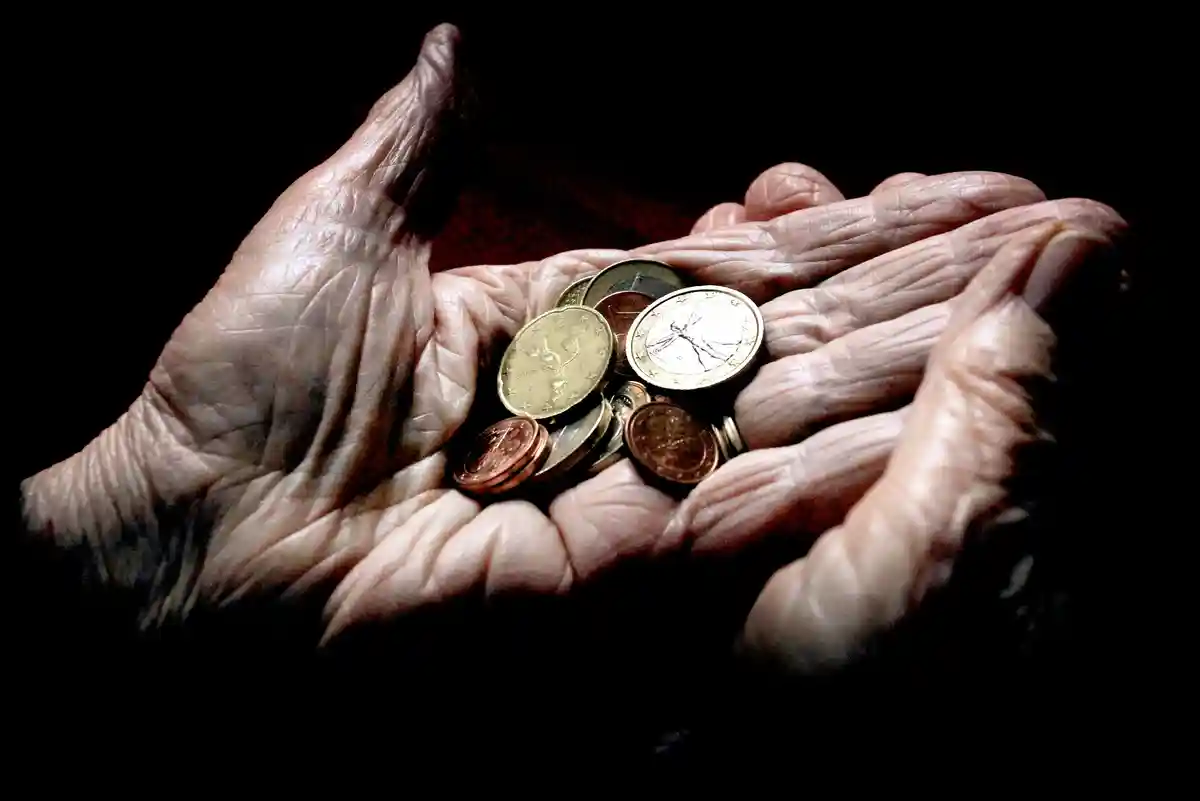 Женщина держит в руке монеты