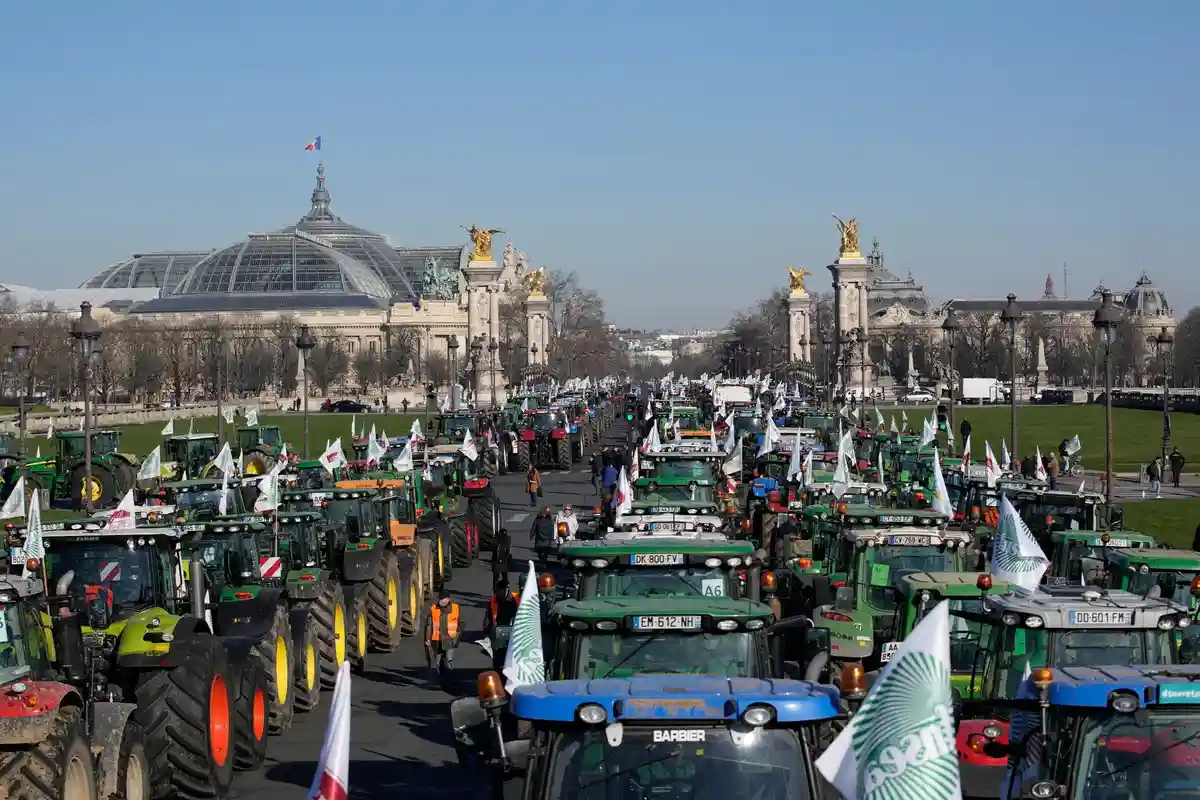 Фермеры проводят демонстрацию в Париже против запрета на пестициды в ЕС