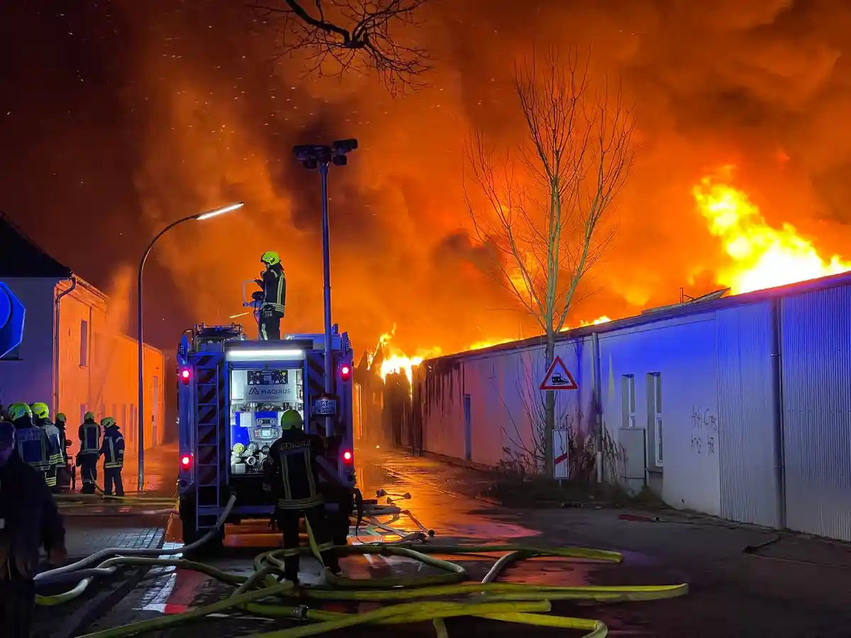 300 спасателей борются с крупным пожаром в Реда-Виденбрюке