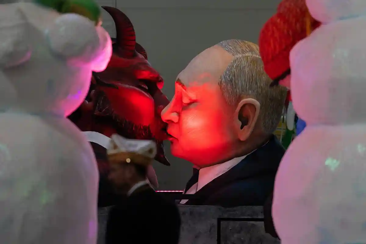 Путин целует дьявола на масленичном шествии в Кельне