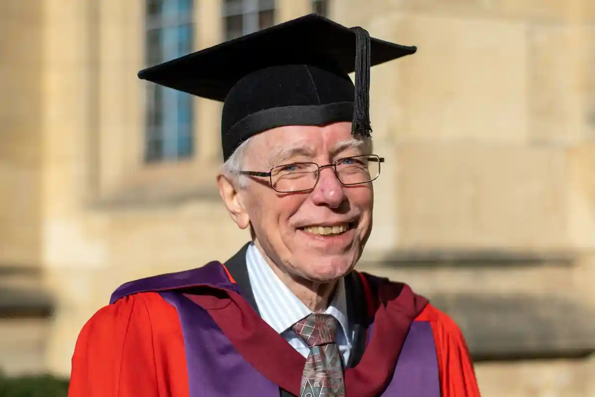 Британец получил докторскую степень спустя 50 лет