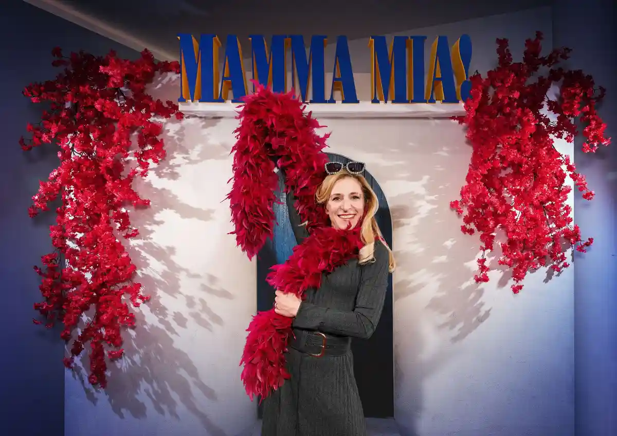 Музыкант Штефани Хертель поет с "Mamma Mia" в Гамбурге
