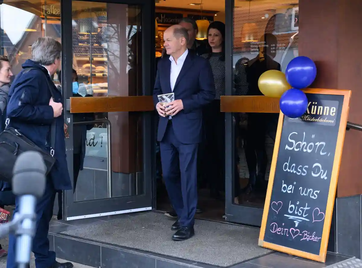 Федеральный канцлер Шольц посещает пекарню в Ганновере