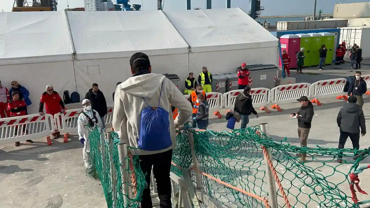 48 мигрантов на лодках спасены в море возле Италии