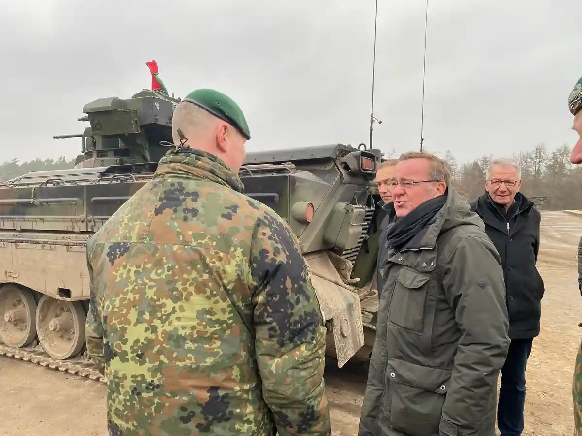 Министр обороны Писториус принимает участие в танковых учениях