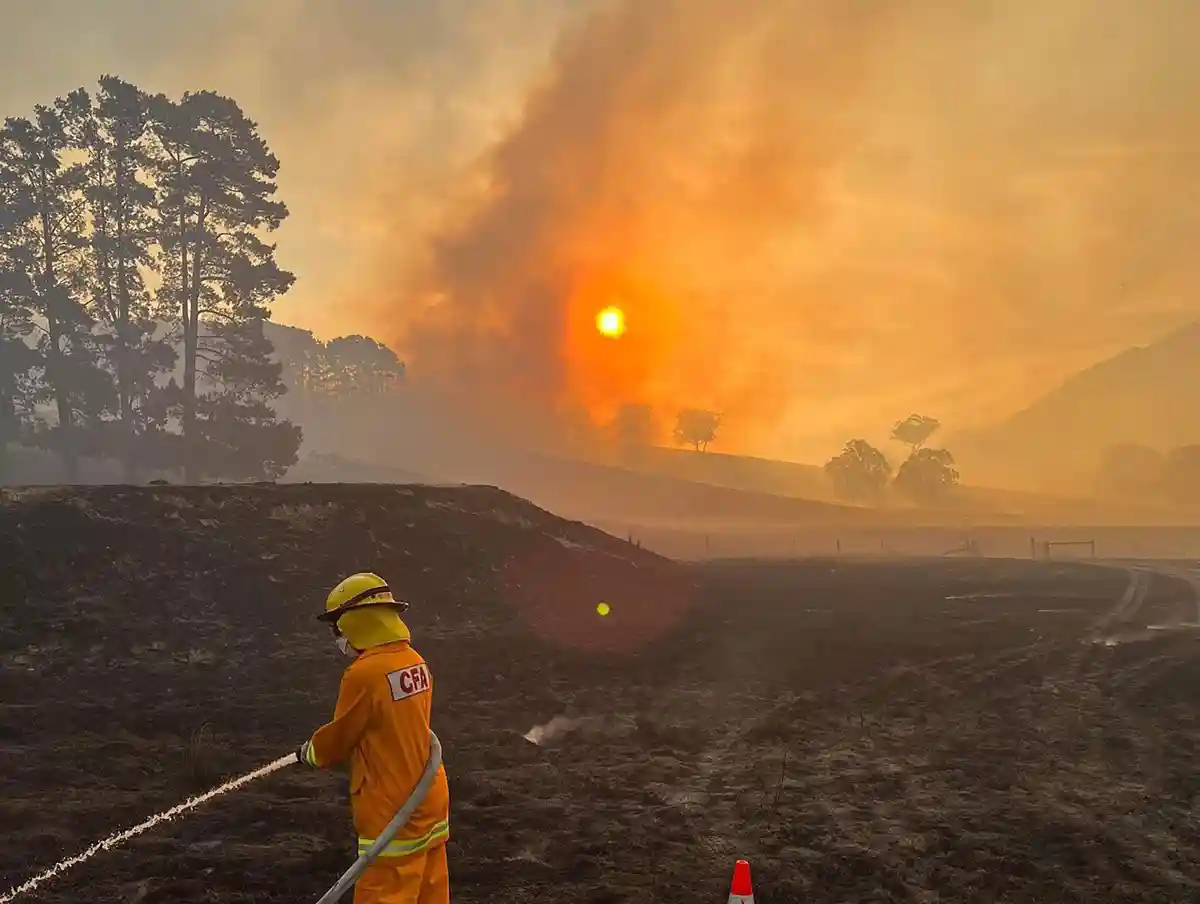 Травяной пожар к северу от Мельбурна