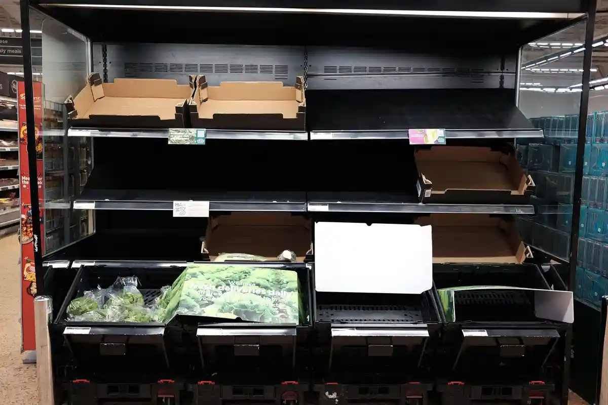 Британские сети супермаркетов ограничивают продажу овощей и фруктов
