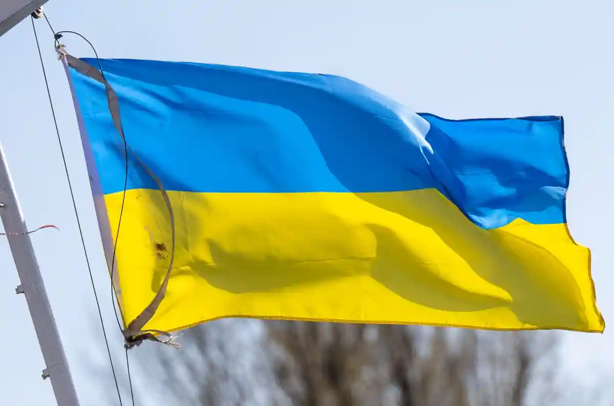 Флаг Украины развевается на ветру