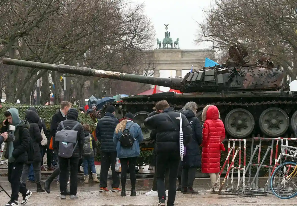 Разбитый танк перед посольством России