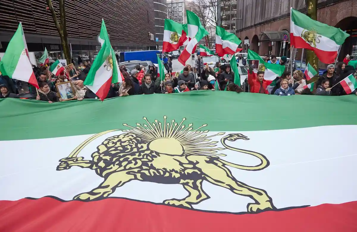Во Франкфурте задержали танцующих на иранском флаге