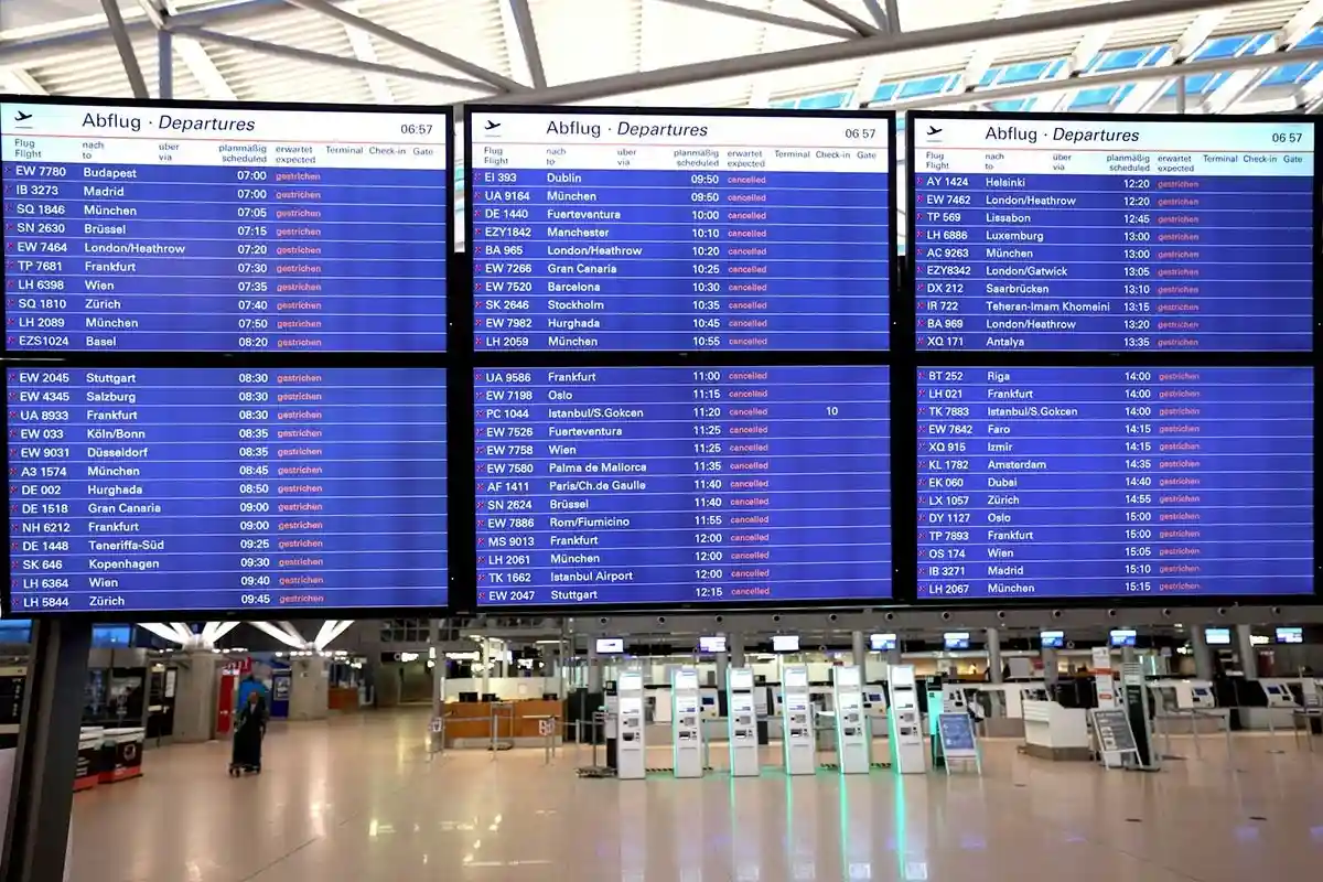 Четыре немецких аэропорта отменили рейсы в понедельник