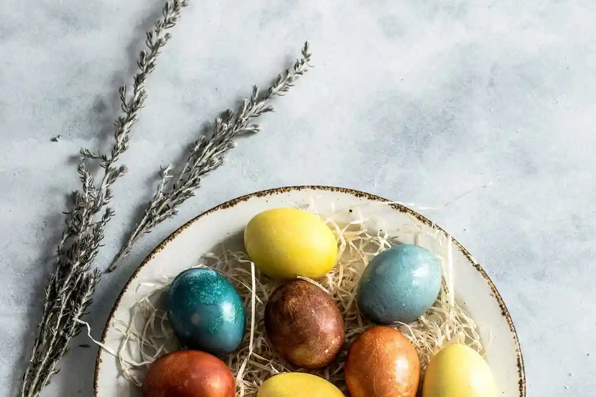 Не покупайте разноцветные пасхальные яйца в супермаркетах. Фото: unsplash.com