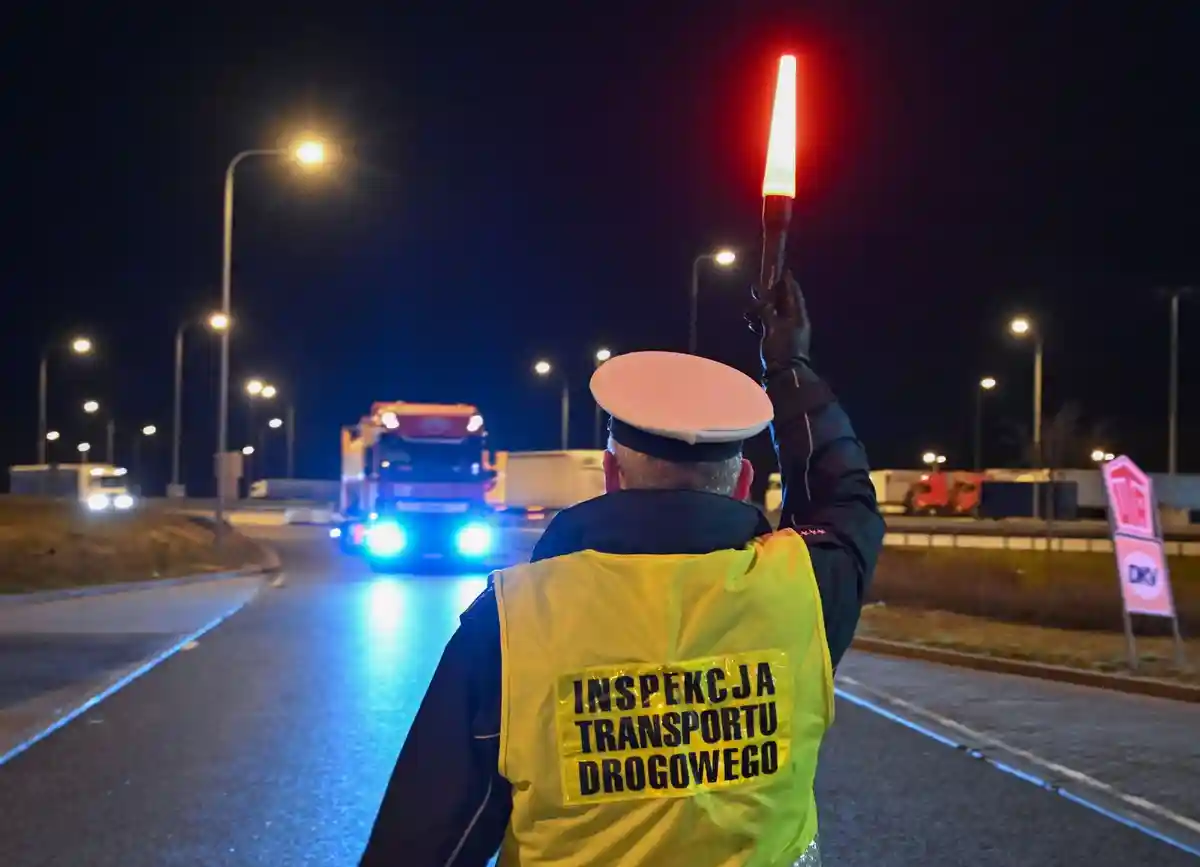 Немецкие и польские полицейские вместе проверяют грузовые автомобили