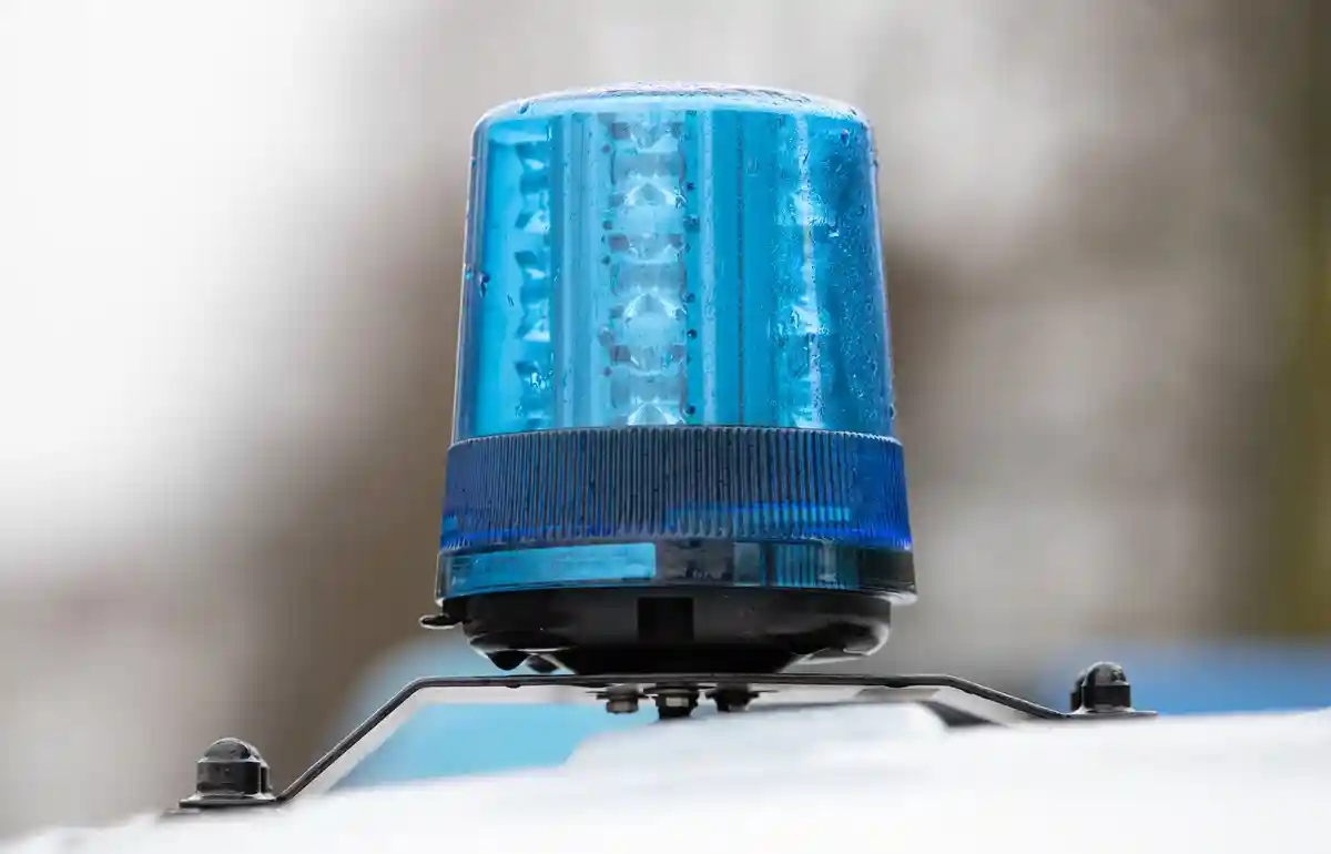 Синий фонарь на крыше полицейской машины экстренной помощи