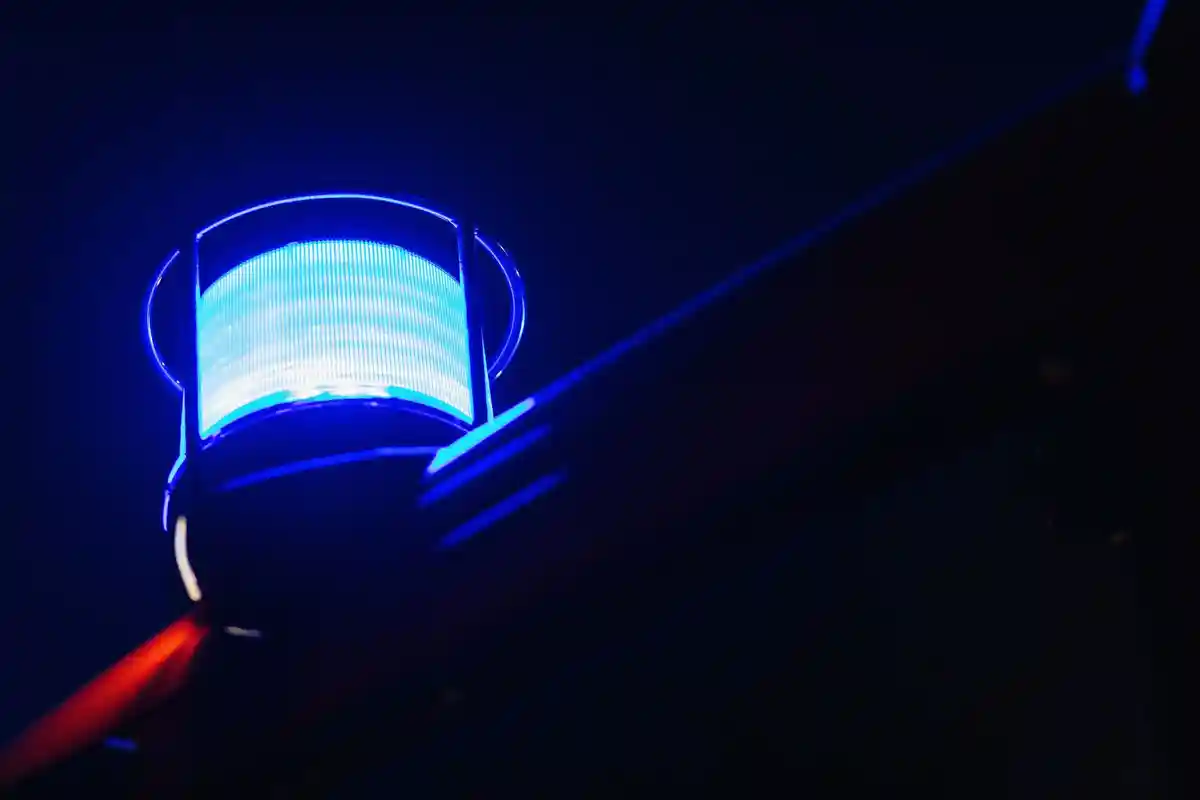 Синий свет освещает крышу пожарной машины