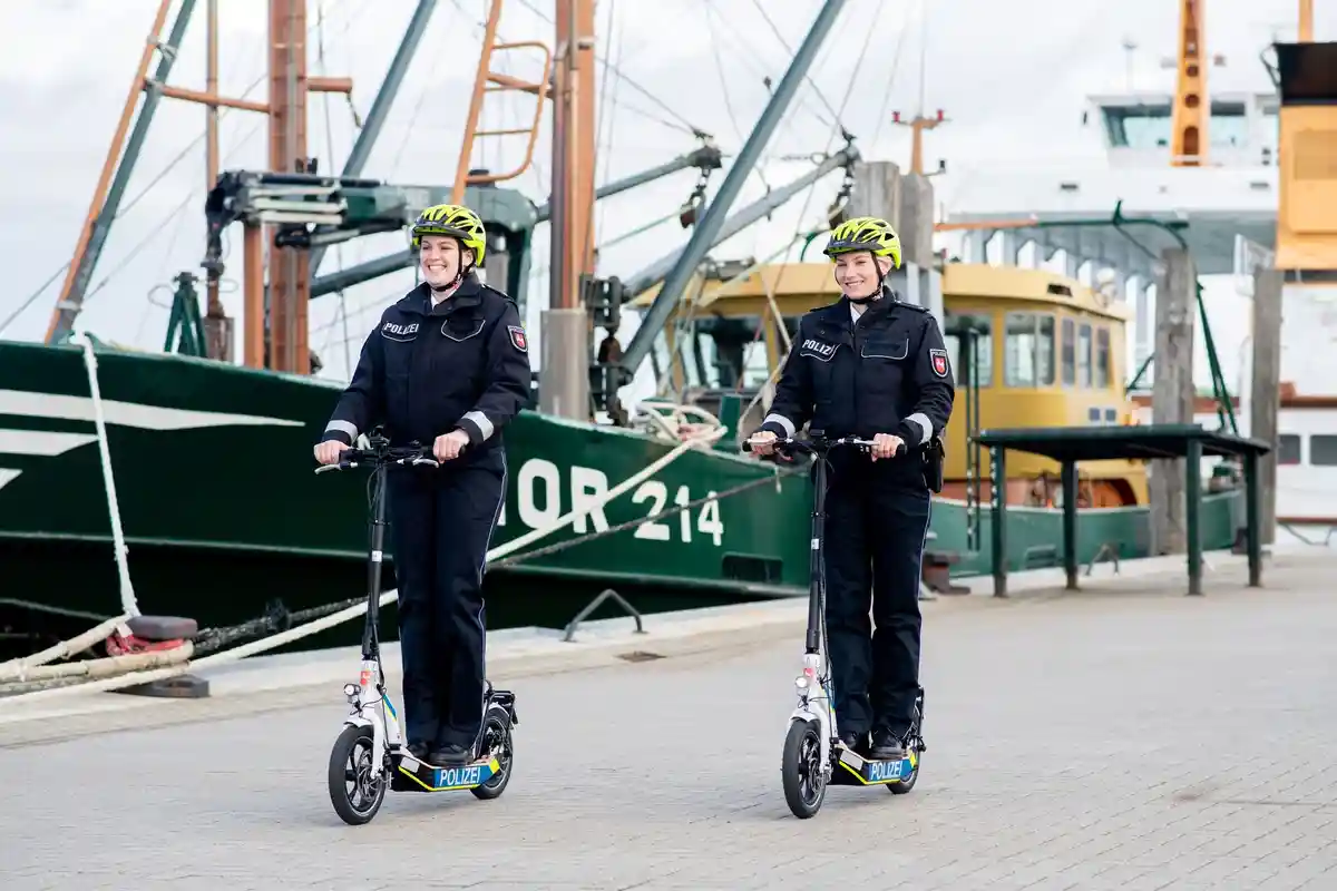 Полицейский электронный скутер на Нордерни