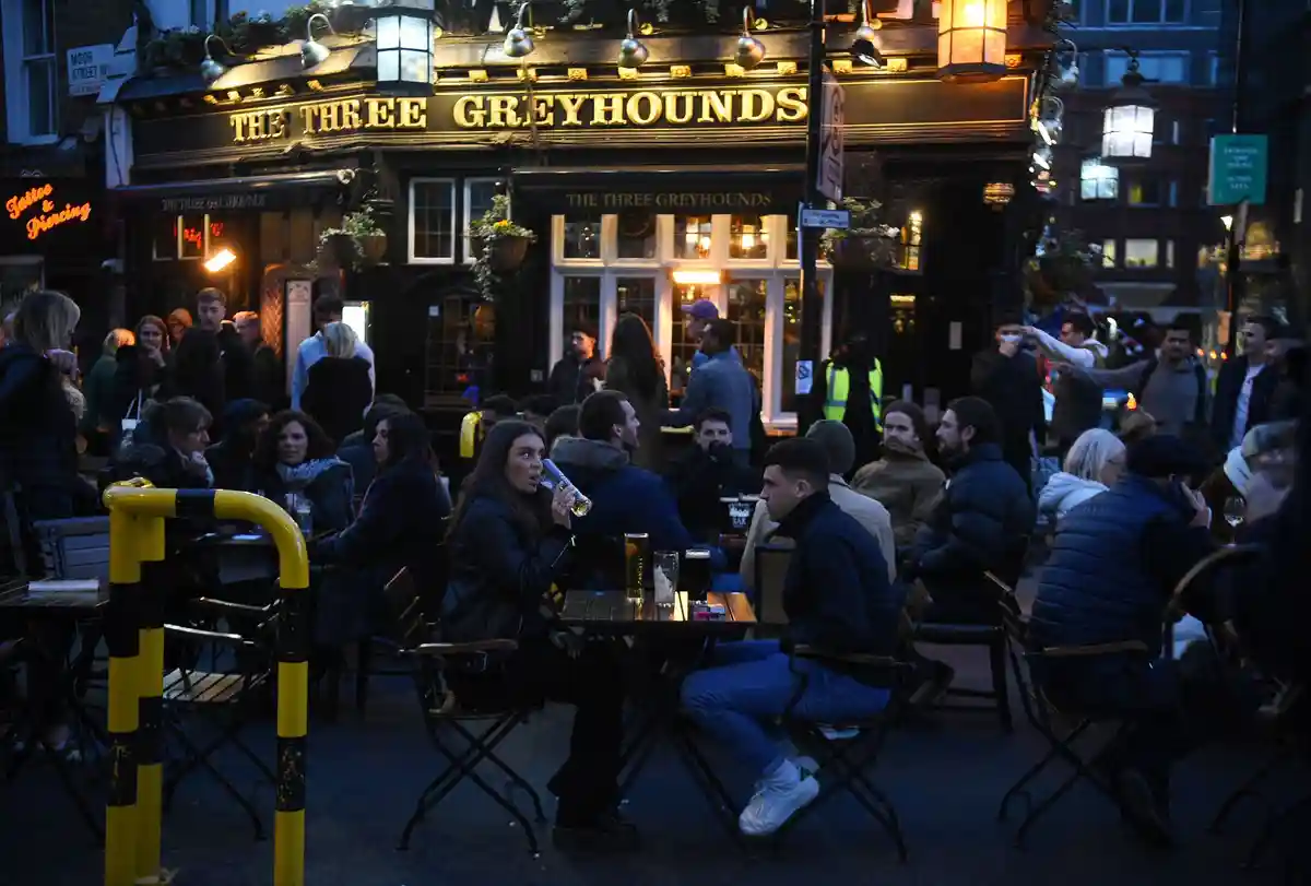 Лондон поддерживает пабы : налог на разливное пиво заморожен