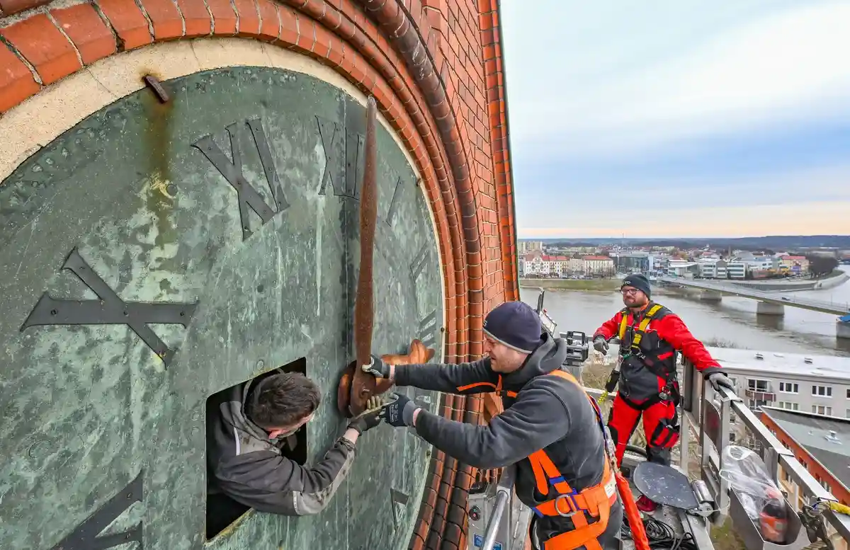 Реставрация башенных часов Фриденскирхе