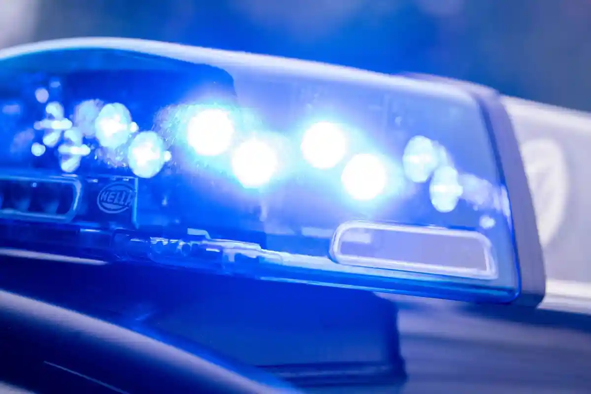 Синий фонарь светит на крышу полицейской патрульной машины